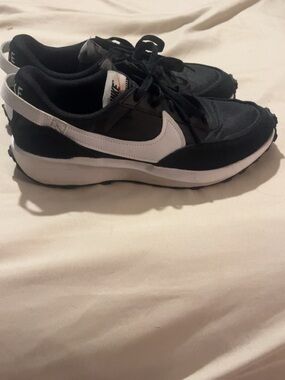 WOMEN'S NIKE WAFFLE DEBUT SNEAKERS
